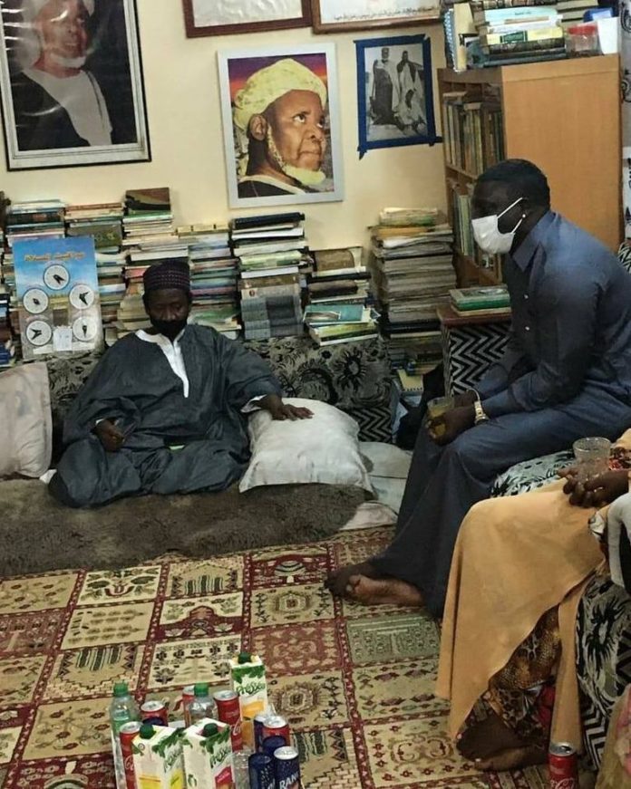 Akon à Médina Baye pour solliciter des prières