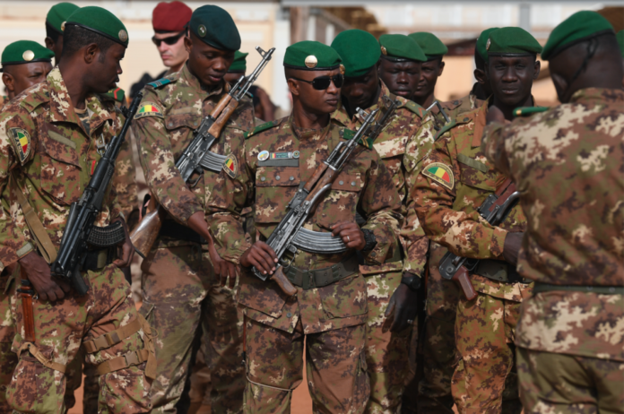 Mali: plus d'une dizaine de militaires tués lors de deux attaques successives...