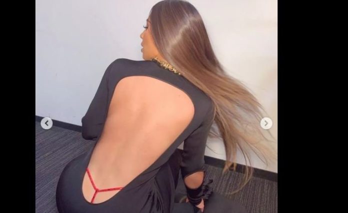 Kim Kardashian a embrasé les réseaux sociaux : En robe des grands soirs avec string apparent !