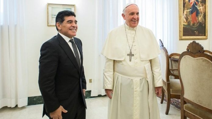 Le Pape François prie pour Diego Maradona, qu’il avait rencontré plusieurs fois