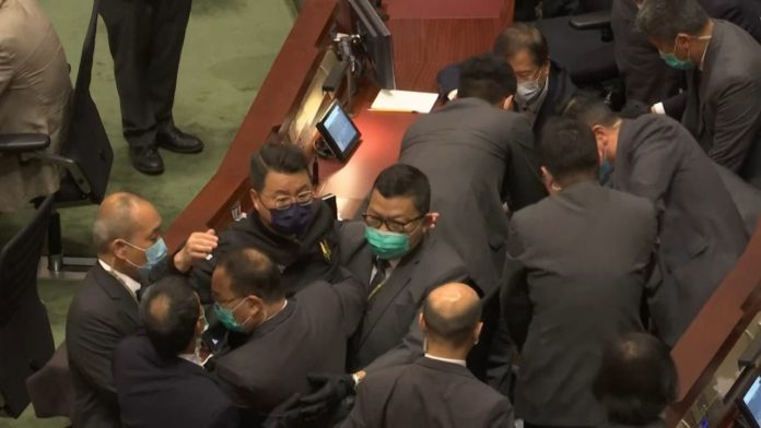 Hong Kong: les députés pro-démocratie du Parlement annoncent leur démission collective