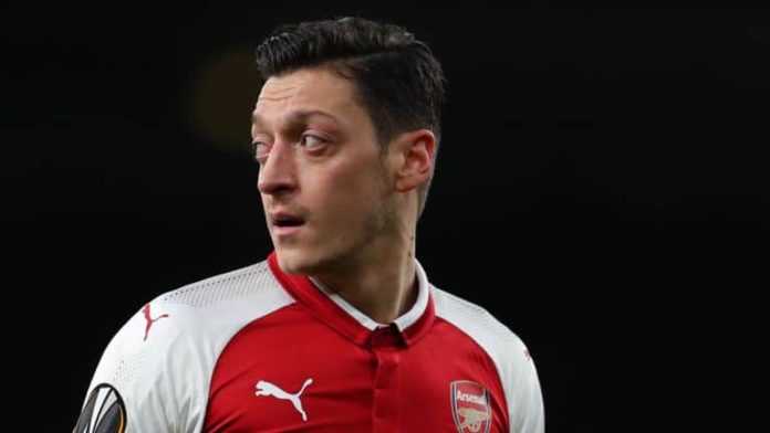 Mesut Ozil : Evra attaque Arsenal pour avoir joué à cache-cache avec l’Allemand