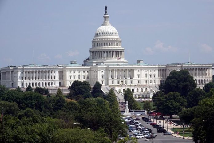 États-Unis: accord au Congrès sur un plan de soutien à l'économie de 900 milliards de dollars