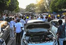 Birmanie: les protestataires bloquent les routes avec une «voiture en panne»