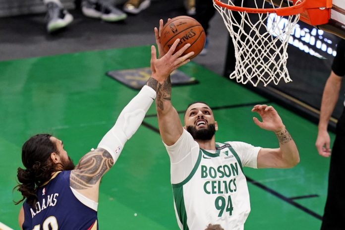 Un Evan Fournier record sauve le Celtics