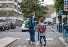Covid-19 en France: profs, parents et élèves face à la fermeture des établissements scolaires