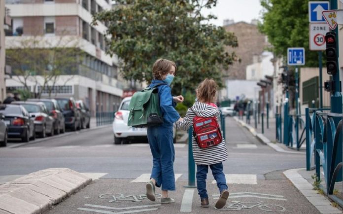 Covid-19 en France: profs, parents et élèves face à la fermeture des établissements scolaires