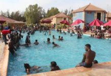 Un « piscine-party » tourne au drame à l’hotel « R.F »