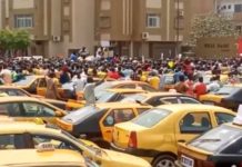 Vidéo Rassemblement Place de la Nation : Fippu des taximen contre les Tiak-Tiak et autres…