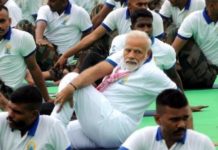 Faire du yoga face au Covid ? En Inde, l'idée est vantée par le premier ministre Modi