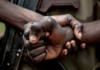 Deux jours après l’attaque d’un poste frontalier par l’armée centrafricaine, Bangui joue l’apaisement. Une délégation conduite par la ministre des Affaires étrangères, Sylvie Baïpo Temon, a été reçue, mardi 1er juin, à Ndjamena par le président du Conseil militaire de transition et les deux pays ont convenu de la mise en place d’une commission d’enquête internationale pour clarifier les circonstances de cette attaque. PUBLICITÉ La Centrafrique a condamné « fermement » l'attaque par son armée d'un poste frontalier en territoire tchadien qui a causé, dimanche 30 mai, la mort de six soldats tchadiens, dont cinq « enlevés et exécutés », lors d'une rencontre mardi soir à Ndjamena entre les chefs de la diplomatie des deux pays. Les deux parties « ont souligné l'urgence d'élucider les circonstances dans lesquelles cette attaque a été opérée », selon un communiqué conjoint. La délégation centrafricaine a été reçue aussitôt après son arrivée par le président du Conseil militaire de transition à qui elle a remis un message. Ensuite, les deux délégations composées des ministres des Affaires étrangères, de la Défense et de la Sécurité ont eu une séance de travail, rapporte notre correspondant dans la capitale tchadienne, Madjiasra Nako. En plus des excuses présentées par la délégation centrafricaine, les deux pays « ont convenu de la mise en place d'une commission d'enquête internationale indépendante et impartiale » composée des Nations unies et des organisations régionales qui se déploiera sur le terrain pour établir les faits et déposer un rapport qui situera les responsabilités. Selon des observateurs, Bangui, qui joue profil bas depuis l’attaque de dimanche, a réussi à faire tomber le thermomètre, surtout que Ndjamena n’était même pas disposé à accueillir la délégation centrafricaine. Il a fallu la médiation de pays amis pour que le Tchad privilégie la voie diplomatique.