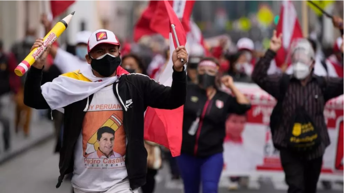 Présidentielle au Pérou: des veillées citoyennes pour «défendre la démocratie»