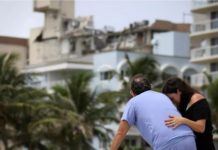 L'interminable attente pour les proches après l'effondrement d'un immeuble près de Miami