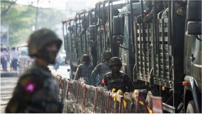 Cinq mois après le coup d'État militaire, la violence se poursuit en Birmanie. Au moins 860 civils ont été tués. Des combats se propagent à l'ensemble du pays. Les groupes ethniques qui contestaient l'autorité du pouvoir central ont repris les armes. S’ajoute un nouvel élément : la création de milices d'auto-défense dans plusieurs localités, qui se mobilisent contre l’armée birmane. PUBLICITÉ Malgré la répression mise en place par la junte, les nouvelles milices « d’auto-défense » sont parvenues à lancer des attaques localisées contre les militaires birmans. Mais attention, alerte l’ONG International Crisis Group dans un rapport publié lundi 28 juin : le risque désormais est grand pour la population de subir « des représailles indiscriminées » de la part de la Tatmadaw, nom officiel de l’armée gouvernementale. Ce qui provoquerait le déplacement de milliers de personnes. « Plusieurs de ces groupes se sont formés en réaction à la répression brutale des manifestations pacifiques par l'armée birmane », explique Richard Horsey, chercheur à l'International Crisis Group et spécialiste de la Birmanie, au micro de Vincent Souriau, du service international de RFI. Ces milices se sont créées également « dans les zones rurales, où des fermiers, des villageois, des chasseurs, se sont regroupés pour protéger leurs communautés. Très souvent, ils ne sont armés que de fusils de chasse ou de matériel artisanal, mais ils connaissent très bien leur environnement, ce qui leur donne l'avantage du terrain face aux militaires. » Ces milices « d’auto-défense » ont infligé de lourdes pertes aux troupes birmanes, ce qui fait entrer ce cycle de violence dans une nouvelle dimension. « Certaines de ces milices mènent des attaques commando, assassinent des fonctionnaires gouvernementaux, posent des bombes et utilisent des techniques de guérilla pour déstabiliser le régime », poursuit Richard Horsey. 230 000 déplacés Les représailles du régime ont déjà déplacé des dizaines de milliers d'hommes, de femmes et d'enfants. « Mais les vraies questions s'adressent à l'armée birmane, souligne le chercheur de l'International Crisis Group. Quand allez-vous cesser de vous en prendre aux civils ? Quand allez-vous respecter le droit international, et respecter la volonté du peuple ? Il est très improbable qu'ils renoncent au pouvoir, mais c'est ce que souhaite la majorité de la population. » Quelque 230 000 personnes ont été déplacées par les combats dans le pays et ont besoin d'aide, a averti l’ONU la semaine dernière. Les combats ont été coûteux pour les communautés dans des régions au nord de la Birmanie, comme les États Kachin et Shan, où les armées des minorités ethniques ont une longue histoire d'hostilités avec l’armée birmane, rapporte la Deutsche Welle. Les opérations de secours ont été entravées par des affrontements armés et la violence, a indiqué l'ONU. « Les réseaux locaux et les agences humanitaires ne sont pas en mesure d'assister de façon adéquate ces personnes, pointe l’International Crisis Group, en raison de l’accès restreint et des mesures coercitives, y compris les arrestations par les militaires, la confiscation de fournitures et les meurtres de ceux qui essaient de fournir de l'aide. »