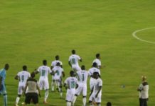 Dans le cadre des journées FIFA, le Sénégal a livré son premier match contre la Zambie ce soir. Les Lions de la Teranga se sont imposés sur un score intéressant de 3-1 face aux Chipolopolos. Ce soir au Stade Lat Dior de Thiès, le Sénégal a affiché un meilleur visage que toutes ces récentes sorties. Très vite dans cette rencontre devant son public, l’équipe d’Aliou Cissé mène les premières offensives. 22 minutes seulement après le coup d’envoi, la défense zambienne commet l’irréparable sur une séquence offensive sénégalaise. L’arbitre de la partie désigne le point de penalty. Sadio Mané prend ses responsabilités et ouvre la marque pour le Sénégal. Huit minutes seulement plus tard, le Sénégal mène une nouvelle offensive dangereuse sur le côté gauche. Ismaïla Sarr retrouve Krépin Diatta seul au point de pénalty. Ce dernier porte le compteur du Sénégal à 2-0. Et comme pour crucifier les Chipolopolos, Ismaïla Sarr sur une passe lumineuse de Sadio Mané, décroche à la 45è minute une lourde frappe dans la surface de réparation qui finit dans les buts gardés par Lameck Siame. 3-0, c’est le score qui sanctionne le premier acte de la partie. Au retour des vestiaires, le Sénégal peine à concrétiser. Aliou Cissé fait entrer Keita Baldé, Famara Diedhiou, Cheikhou Kouyaté et même Joseph Lopy pour apporter la fraîcheur physique. Toutefois, le Sénégal ne fera plus des merveilles. Côté zambien, ça joue beaucoup plus en deuxième mi-temps. Avec comme bonus, un but de Dominic Chanda à la 53è minute pour réduire la marque. 3-1, c’est donc le score qui vient sanctionner cette exhibition entre les deux nations africaines. La Zambie tentera de corriger le tir face au Bénin dans quelques jours à Cotonou tandis que le Sénégal doit gagner le Cap-Vert dans trois jours au Lat Dior de Thiès pour confirmer sa bonne forme avant les éliminatoires de la Coupe du Monde Qatar 2022 dans la zone Afrique