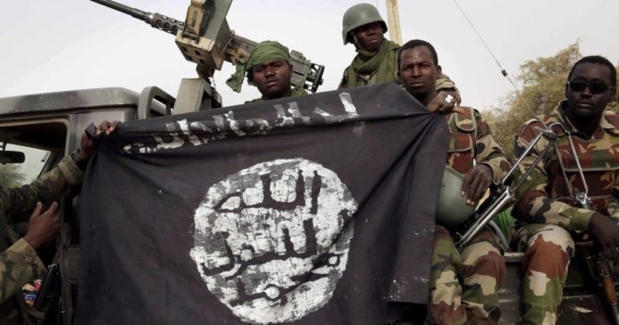 Le Sénégal est l’un des pays africains qui sont devenus une cible terroriste pour le djihadisme au Sahel. Avec la Côte d’Ivoire, le Bénin et d’autres États côtiers africains, le pays est un centre de préoccupation majeur pour les forces de sécurité antiterroristes opérant dans la région. Début 2021, les forces de sécurité sénégalaises ont démantelé une cellule djihadiste dans la ville de Kidira, à quelques kilomètres de la frontière avec le Mali. Parmi les quatre accusés figure un commerçant qui était surveillé par les services de sécurité du pays côtier depuis deux ans, après que son numéro de téléphone soit apparu dans l’un des groupes du réseau de messagerie instantanée WhatsApp lié à la Katiba Macina, un groupe local appartenant à la coalition JNIM. La franchise d’Al-Qaïda dans la région du Sahel, le Groupe pour le soutien de l’islam et des musulmans (connu sous le nom de coalition JNIM), a multiplié les attaques à la frontière entre le Mali et le Sénégal au cours des deux dernières années dans le cadre du processus d’expansion de son activité djihadiste en Afrique de l’Ouest, en particulier le groupe local affilié à la coalition Katiba Macina. Déjà en 2015, une trentaine d’imams et autres agents endoctrineurs ont été accusés d’activités de prosélytisme à Kaolack, Kolda et dans la banlieue de Dakar, intensifiant les unités de surveillance et de protection dans les territoires ciblés par la menace djihadiste. Parmi les raisons trouvées pour établir cette expansion progressive et le développement de l’activité vers d’autres zones d’influence, il y aurait, principalement, la confrontation continue entre la coalition du JNIM et son rival régional, l’État islamique dans le Grand Sahara (EIGS), ainsi que le besoin ressenti par le leader du JNIM, Amadou Kouffa, de déplacer la lutte armée au-delà des frontières traditionnelles du Mali et du Burkina Faso, ce qui fournirait au groupe plus d’influence, de financement et de nouvelles niches de recrutement. Cependant, ces deux raisons ne sont pas exclusivement ce qui pousse le JNIM à rechercher la confrontation armée avec Dakar. La vérité est que contrôler autant que possible les entrées et sorties de la mer est une incitation que toute organisation terroriste transnationale rêve d’obtenir. Cela leur permet d’infiltrer des combattants, des marchandises et toutes sortes de biens de n’importe quel point du monde avec une relative facilité par rapport aux points d’entrée par voie terrestre ou aérienne, et vice versa. En outre, le fait que le Sénégal soit un pays géopolitiquement positionné avec un port ouvert directement sur l’Atlantique et une quantité importante de ressources naturelles stratégiques telles que l’or et le pétrole rend le pays attractif pour l’établissement d’une présence terroriste. C’est pourquoi, à la fin de l’année dernière, les autorités sénégalaises ont renforcé leur présence militaire à la frontière avec le Mali, en construisant une base militaire à Goudiry, dans la région frontalière de Tambacounda. En outre, les unités de soutien et de protection des coalitions internationales constituent une source importante de soutien et de sécurité pour les forces armées locales dans la lutte pour limiter la présence djihadiste au-delà de celle établie dans une grande partie des territoires sahéliens. En témoignent le Groupe d’action rapide de surveillance et d’intervention au Sahel (GARSI-Sahel), une unité mobile soutenue par l’Union européenne et dirigée par la Guardia Civil, qui est présente à la frontière avec le Sénégal, et l’opération Barkhane, qui a jusqu’à présent réussi à empêcher l’expansion des djihadistes à l’intérieur de ses frontières. En effet, l’annonce récente de la reconfiguration de cette dernière opération par le gouvernement de Macron a suscité l’inquiétude de Dakar, craignant que la réduction de la présence militaire française dans l’opération établie au Mali ait des répercussions sur la sécurité des frontières avec les pays voisins qui n’ont pas encore subi le coup du djihadisme en première personne. Pour l’instant, la stabilité politique et économique dont jouit le Sénégal permet une sécurité relative à ses frontières extérieures, et dissuade la majeure partie de la société civile de rejoindre l’insurrection islamiste. Reste à savoir si la situation actuelle sera suffisante pour repousser le terrorisme dans le pays ou si, au contraire, la détérioration et la dégradation progressives de la sécurité de son voisinage régional constituent inévitablement une menace pour la sécurité à l’intérieur de ses frontières. (Source : observatorioterrorismo.com)