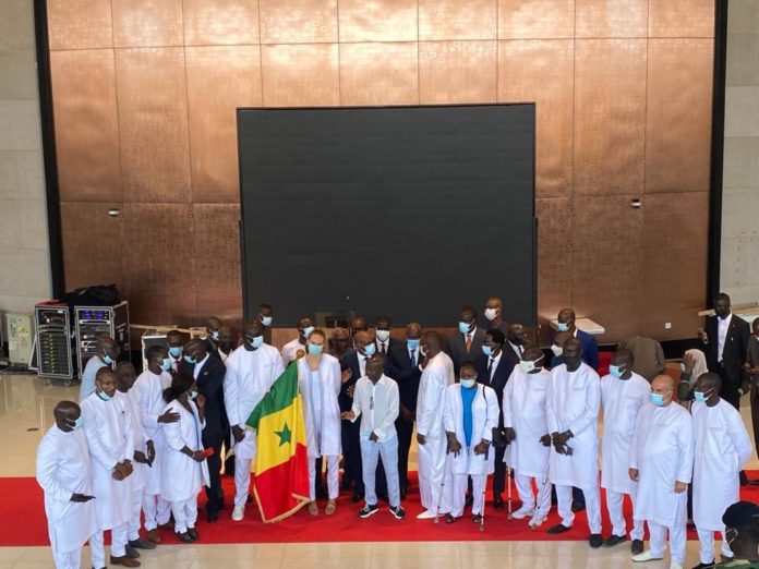 JO 2020 : remise du drapeau national à la délégation sénégalaise
