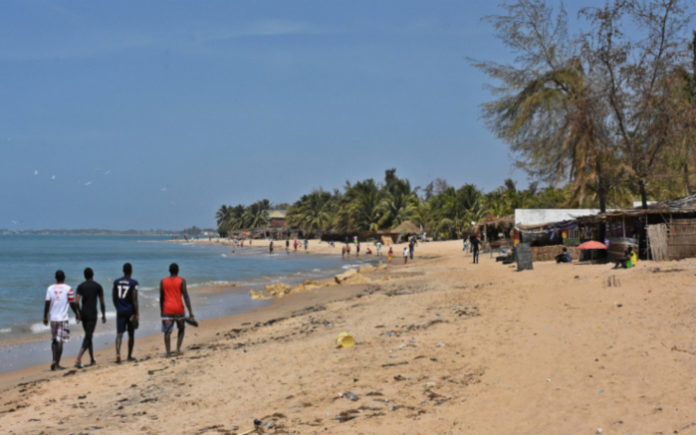 Acte contre-nature: Deux hommes mariés, surpris en plein ébats sexuels sur la plage avec une dizaine de préservatifs