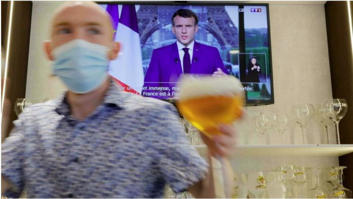 Covid-19: Emmanuel Macron serre la vis sur la vaccination pour ne pas hypothéquer la relance