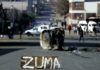 Jacob Zuma est en prison depuis mercredi dernier 7 juillet. Âgé de 79 ans, l'ancien président sud-africain est censé purger une peine de 15 mois de prison ferme pour outrage à la justice. Jacob Zuma a refusé obstinément de répondre aux questions d'une commission d'enquête sur la corruption. La Cour constitutionnelle réexamine sa sentence ce lundi 12 juillet, alors que le procès a provoqué des violences à l'intérieur du pays, obligeant l'armée à se déployer. PUBLICITÉ C'est un débat technique de procédure qui est encore en cours entre l'avocat de l'ancien président et les juges de la Cour constitutionnelle. L'audience se tient en ligne, retransmise en direct sur internet. Il s'agit sur le fond de déterminer s'il est légal pour Jacob Zuma d'effectuer une peine de prison, sans qu'aucun procès n'ait eu lieu. L'affaire a été portée directement devant la plus haute Cour du pays. La défense a rappelé à plusieurs reprises que les droits de Jacob Zuma doivent être respectés au même titre que tout autre citoyen, questionnant la procédure. Est-ce normal que Jacob Zuma aille directement en prison sans même avoir été jugé, arguant à plusieurs reprises d'« erreurs » et d'« irrégularités » ? Un argumentaire avec pour objectif final d'obtenir la libération de l'ex-président. La Cour constitutionnelle a rappelé de son côté que si l'ancien président est actuellement en prison, c'est bien parce qu'il a refusé de se présenter devant une commission d'enquête. Jacob Zuma, poursuivi dans une multitude d'affaires, avait réussi jusqu'à présent à échapper à la prison en déposant des recours. Violences, pillages, incendies Mais cette affaire dépasse désormais le simple cadre des prétoires. Dans le KwaZulu-Natal, des violences ont éclaté depuis le vendredi 9 juillet, et se sont étendues à Johannesburg. Initialement, c'est bien l'incarcération de l'ancien président qui a provoqué ces violences. Mais très rapidement, les manifestations ont dégénéré en pillages et incendies. Le désespoir économique et la frustration liée aux restrictions imposées par une troisième vague de Covid-19 ont largement aggravé la situation. PUBLICITÉ En réponse, l'armée a été déployée dans ces deux régions. Dans un communiqué publié ce lundi, le gouvernement précise que « la Force de défense nationale sud-africaine (SANDF) a commencé les processus et procédures de pré-déploiement pour aider les forces de l'ordre déployées respectivement dans les provinces du Gauteng et du KwaZulu-Natal, pour apaiser les troubles qui ont saisi les deux provinces au cours des derniers jours. »