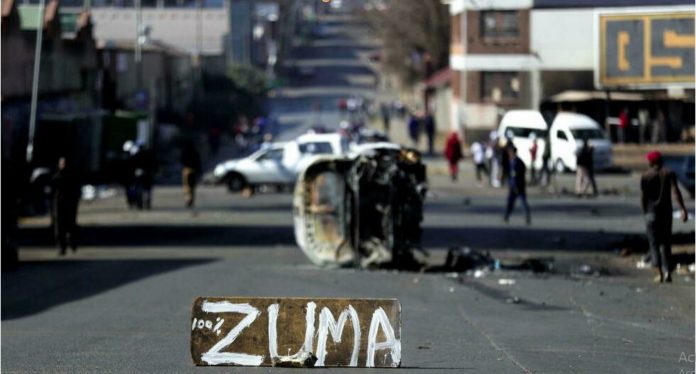 Jacob Zuma est en prison depuis mercredi dernier 7 juillet. Âgé de 79 ans, l'ancien président sud-africain est censé purger une peine de 15 mois de prison ferme pour outrage à la justice. Jacob Zuma a refusé obstinément de répondre aux questions d'une commission d'enquête sur la corruption. La Cour constitutionnelle réexamine sa sentence ce lundi 12 juillet, alors que le procès a provoqué des violences à l'intérieur du pays, obligeant l'armée à se déployer. PUBLICITÉ C'est un débat technique de procédure qui est encore en cours entre l'avocat de l'ancien président et les juges de la Cour constitutionnelle. L'audience se tient en ligne, retransmise en direct sur internet. Il s'agit sur le fond de déterminer s'il est légal pour Jacob Zuma d'effectuer une peine de prison, sans qu'aucun procès n'ait eu lieu. L'affaire a été portée directement devant la plus haute Cour du pays. La défense a rappelé à plusieurs reprises que les droits de Jacob Zuma doivent être respectés au même titre que tout autre citoyen, questionnant la procédure. Est-ce normal que Jacob Zuma aille directement en prison sans même avoir été jugé, arguant à plusieurs reprises d'« erreurs » et d'« irrégularités » ? Un argumentaire avec pour objectif final d'obtenir la libération de l'ex-président. La Cour constitutionnelle a rappelé de son côté que si l'ancien président est actuellement en prison, c'est bien parce qu'il a refusé de se présenter devant une commission d'enquête. Jacob Zuma, poursuivi dans une multitude d'affaires, avait réussi jusqu'à présent à échapper à la prison en déposant des recours. Violences, pillages, incendies Mais cette affaire dépasse désormais le simple cadre des prétoires. Dans le KwaZulu-Natal, des violences ont éclaté depuis le vendredi 9 juillet, et se sont étendues à Johannesburg. Initialement, c'est bien l'incarcération de l'ancien président qui a provoqué ces violences. Mais très rapidement, les manifestations ont dégénéré en pillages et incendies. Le désespoir économique et la frustration liée aux restrictions imposées par une troisième vague de Covid-19 ont largement aggravé la situation. PUBLICITÉ En réponse, l'armée a été déployée dans ces deux régions. Dans un communiqué publié ce lundi, le gouvernement précise que « la Force de défense nationale sud-africaine (SANDF) a commencé les processus et procédures de pré-déploiement pour aider les forces de l'ordre déployées respectivement dans les provinces du Gauteng et du KwaZulu-Natal, pour apaiser les troubles qui ont saisi les deux provinces au cours des derniers jours. »