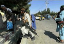 L'attentat a fait au moins 85 morts et plus de 160 blessés, selon les derniers bilans. Les victimes sont en majorité afghanes mais avec 13 soldats américains tués, il s'agit de l'attaque la plus meurtrière contre l'armée américaine en Afghanistan depuis 2011. L'attentat a été revendiqué par le groupe État islamique au Khorasan, la branche locale du groupe jihadiste État islamique, un adversaire que les talibans pourraient ne pas parvenir à vaincre seuls. PUBLICITÉ Le groupe État islamique a émergé en Syrie et en Irak où il a établi son califat autoproclamé en 2014, une conquête spectaculaire qui a eu un écho planétaire et qui a entraîné l'apparition de branches locales. En 2015, des talibans pakistanais annoncent leur allégeance au groupe État islamique ; ils sont bientôt rejoints par des Afghans qui font défection des rangs des talibans. Le nom État islamique au Khorasan fait référence à une province qui s'étend sur plusieurs pays de la région. Comme souvent le groupe jihadiste défie les frontières des États actuels. Cette branche de l'EI s'est illustrée par des attentats sanglants en Afghanistan, visant particulièrement la minorité hazara, qui pratique un islam chiite considéré comme hérétique par les mouvements jihadistes sunnites radicaux. Plus de 90 morts dans un attentat visant un mariage en 2019, attentat revendiqué par l'EI-K qui est aussi soupçonné de l'attaque d'une maternité qui a fait 25 morts dont des nouveau-nés et leurs mères en 2020, à chaque fois la minorité hazara était la cible. Un attentat qui visait une salle de fête lors d'un mariage dans l'ouest de Kaboul a fait plus de 90 morts et des dizaines de blessés. Un attentat qui visait une salle de fête lors d'un mariage dans l'ouest de Kaboul a fait plus de 90 morts et des dizaines de blessés. REUTERS/Mohammad Ismail Ces dernières années, le groupe État islamique au Khorasan a été combattu par les forces américaines et l'armée afghane, mais aussi par les talibans qui n'avaient pas l'intention de laisser de place à cette concurrence jihadiste. Désormais, les talibans sont maîtres du pays, et ils héritent de cette menace. Or, on a vu à quel point le groupe État islamique pouvait croître dans des situations d'instabilité. ► À lire aussi : Attentat à Kaboul: l’attaque la plus meurtrière pour l'armée américaine en Afghanistan depuis 2011 Vers une collaboration de l’Occident avec les talibans ? Suite à l'attentat de Kaboul, le général Franck MacKenzie en charge du commandement central américain, a évoqué une « possible collaboration » entre les forces américaines et les talibans pour maintenir la sécurité autour de l'aéroport. Pour Adam Baczko, chercheur au CNRS et au Centre de recherches internationales (CERI) de Science Po, il faudra sans doute en effet chercher à collaborer avec les talibans face à l’EI. Parce qu’il y a un intérêt commun des talibans et des Occidentaux à lutter contre l’État islamique. « On a vu parfois d’étranges coopérations de fait entre d’un côté les forces armées du régime, les combattants talibans, et les forces américaines qui bombardaient l’État islamique (…) Les Occidentaux ont des besoins, ils ont aussi certaines armes pour faire pression sur les talibans, qui ont besoin d’assistance internationale, qui sont en grande demande de reconnaissance. A l’inverse, les talibans ont des capacités sur le terrain, mais ils sont aussi dans une position de faiblesse beaucoup plus grande que celle qu’on imagine maintenant qu’ils ont le pouvoir. En ayant pris l’État, ils ont toutes les responsabilités, les attentes de la population, les besoins, et ils sont donc paradoxalement dans une position de faiblesse qui pourrait être utilisée. » ► À lire aussi : Attaque à l'aéroport de Kaboul: Biden promet des représailles contre l'EI Les financements étrangers indispensables Newsletter Recevez toute l'actualité internationale directement dans votre boite mail Je m'abonne « Le pays est généralement dans une situation de très grande précarité. On a eu plusieurs années consécutives de sécheresse, il y a une pénurie alimentaire en train de se préparer en Afghanistan, analyse le chercheur. Et surtout, les fonds afghans ont été gelés, la plupart des fonds ont été vidés par les élites du régime précédent. L’Afghanistan est exsangue, la Banque centrale est dans une situation catastrophique. Les talibans sont donc dans une grande dépendance d’une aide qui pourrait venir de plein d’endroits, de financements dont ils ont absolument besoin s’ils veulent pouvoir remettre en place une administration. Dans ce contexte-là, ils vont peut-être pouvoir se tourner vers les Chinois, les Russes ou les Iraniens. Mais s’ils veulent pouvoir se tourner vers les organisations internationales comme le FMI et la Banque mondiale, et s’ils veulent pouvoir avoir une aide d’un niveau suffisant, ils auront vraiment besoin des Occidentaux. Dans ce contexte-là, les Occidentaux peuvent de nouveau négocier des choses. On est dans un contexte très différent de celui des dernières années. Ils pourraient poser des lignes rouges, exiger des choses. En échange de la coopération de l’OMS, il faudrait que les talibans assurent que les femmes soient bien considérées dans l’accès aux soins. »