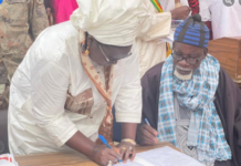 Locales 2022 - Assome Aminata Diatta signe des contrats avec les délégués de quartier