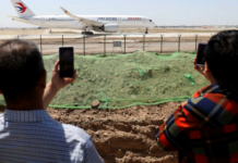 Chine: un Boeing-737 avec 132 personnes à bord s'écrase dans le sud-ouest du pays