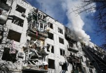 Guerre en Ukraine: un immeuble résidentiel bombardé à Kiev, un nouveau cycle de négociations attendu