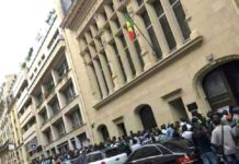 Diaspora : des réfugiés sénégalais d’Ukraine envahissent le consulat du Sénégal à Paris