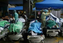 Covid-19: à Hong Kong, l’envoi de soignants venus de Chine suscite le débat