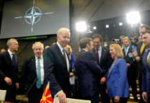 Guerre en Ukraine: le président Zelensky demande à l'Otan une aide militaire «sans restriction»