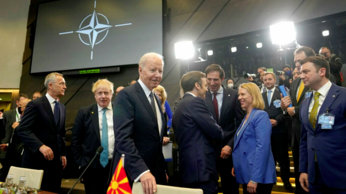 Guerre en Ukraine: le président Zelensky demande à l'Otan une aide militaire «sans restriction»