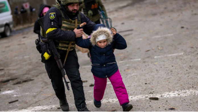 Ukraine: évacuations en cours à Soumy, plus de 2 millions de réfugiés ont fui la guerre