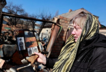 Guerre en Ukraine: un quartier résidentiel de Kiev bombardé