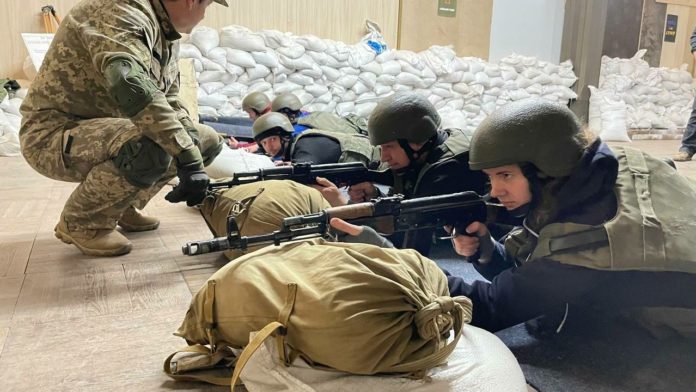 Dans les centres d'entraînement militaires ukrainiens, les civils continuent d'affluer