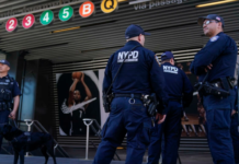 Fusillade dans le métro new-yorkais: la police est à la recherche d'un suspect