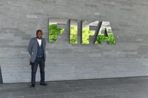  Le président du CNOSS (Comité National Olympique et Sportif Sénégalais), Mamadou Diagna Ndiaye est en visite à la FIFA, à Zurich (Suisse). Une déplacement motivé par l'organisation des prochains Jeux Olympiques de la Jeunesse (JOJ) qui se tiendront à Dakar en 2026.  "Le Président du Comité national olympique et sportif sénégalais (CNOSS) par ailleurs membre du CIO, Mamadou Diagna Ndiaye a eu une séance ce mercredi 25 mai à Zurich avec la FIFA. Une audience qui entre en droite ligne avec l’organisation des Jeux olympiques de la Jeunesse (JOJ) que Dakar, la capitale sénégalaise va abriter en 2026. Une première en Afrique. Ce, après Singapour, Nanjing et Buenos Aires", informe un communiqué.  "Une bonne coopération entre le COJOJ et la FIFA"