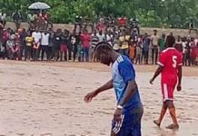 Image du jour: Sadio Mané jouant sous la pluie et sur un terrain boueux à Bambali