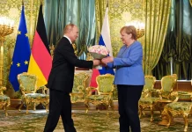 L'ex-chancelière allemande Angela Merkel se justifie sur sa politique russe