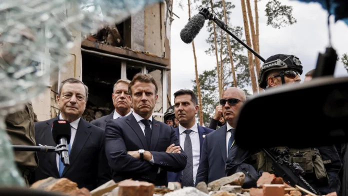 «Il faut que l'Ukraine puisse résister et l'emporter», déclare Emmanuel Macron à Irpin