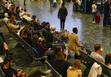 Royaume-Uni: sans trains, les passagers britanniques restent à quai