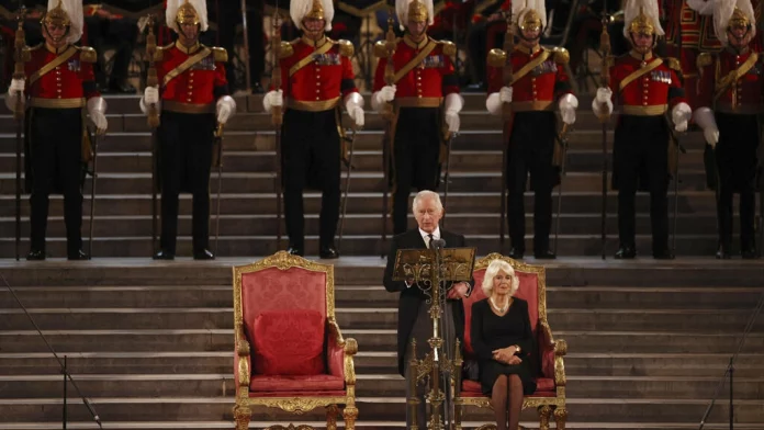 Devant les parlementaires, le roi Charles III promet de suivre l'exemple d'Elizabeth II