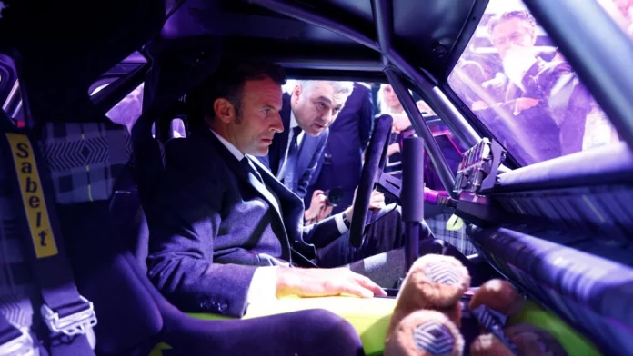 À Paris, le président Emmanuel Macron inaugure le Mondial de l'auto