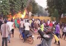 Burkina Faso : Des manifestants demandent au capitaine Traoré de garder le pouvoir