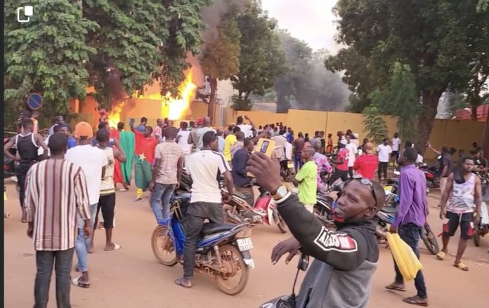 Burkina Faso : Des manifestants demandent au capitaine Traoré de garder le pouvoir