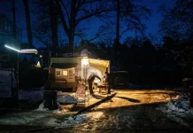 Plongée dans un froid polaire, l'Ukraine répare ses installations énergétiques après une attaque russe