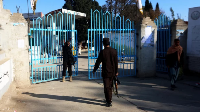 Afghanistan: après l’interdiction des universités aux femmes, des enseignants démissionnent