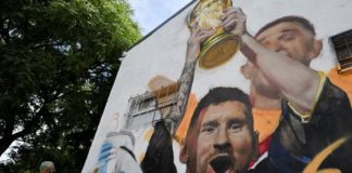 Une fresque murale à Buenos Aires immortalise Messi avec la Coupe du monde