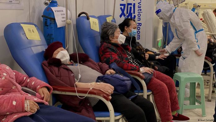 Chine : à Shanghai, dans un hôpital débordé par la flambée de cas de Covid-19